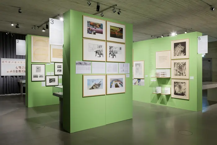 Ein Ausstellungsraum mit grünen Wänden.