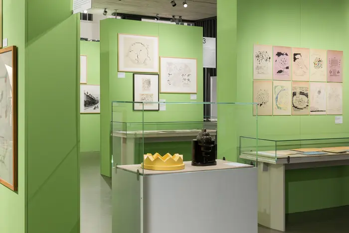 Ein Ausstellungsraum mit grünen Wänden.