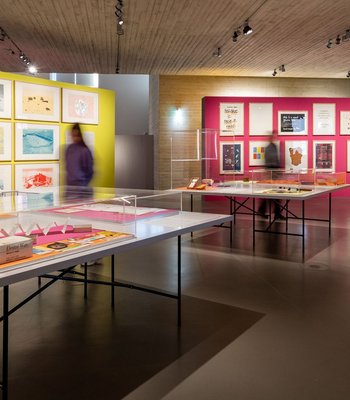 Ausstellungsansicht „Fluxuriös! Kunst und Anti-Kunst der 1960er bis 1990er Jahre“