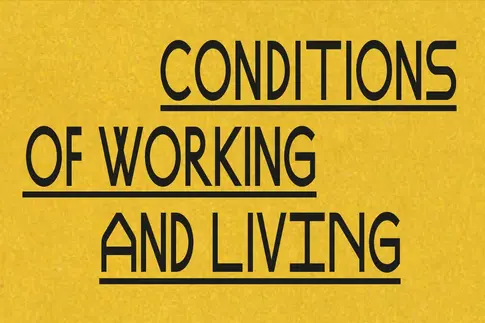 Ein gelbes Poster mit der Inschrift: "Conditions of working and living". 