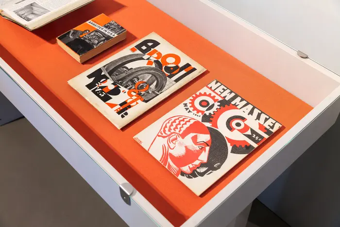 Eine Vitrine mit alten Magazinen 