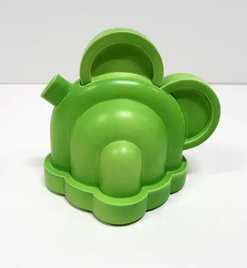 Eine ungewöhnlich geformte Teekanne aus grünem Plastik.