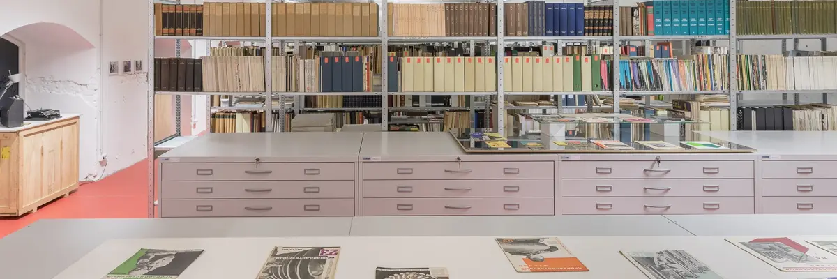 Bücherregale und Zeitschriften