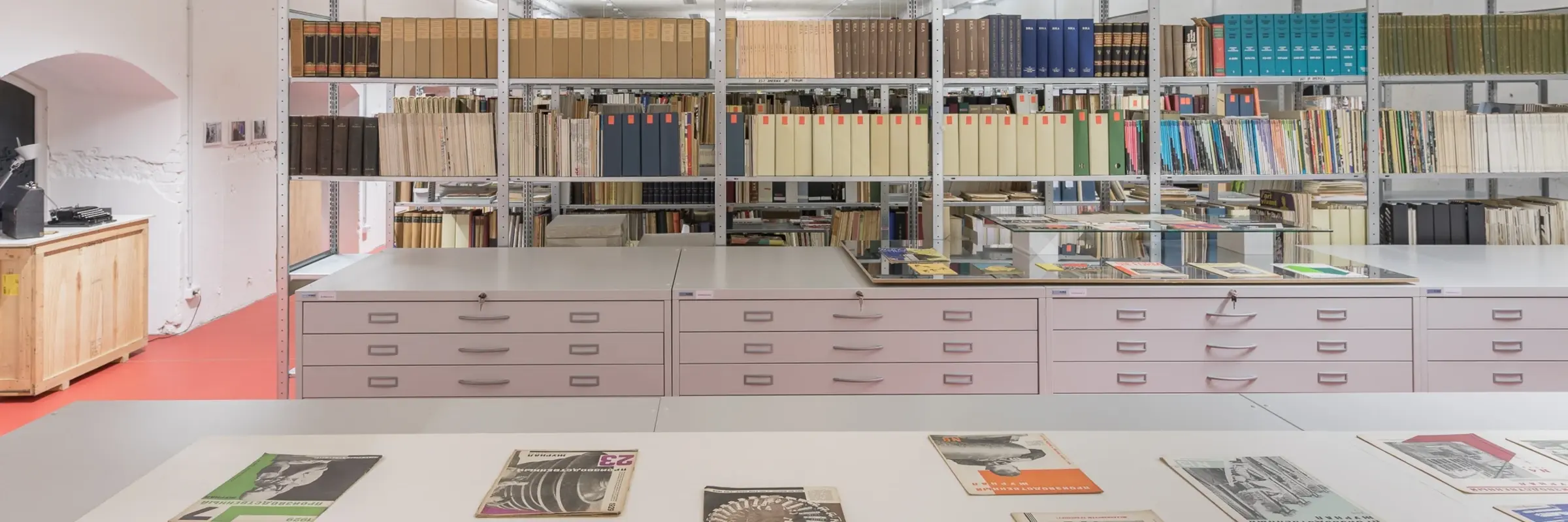 Bücherregale und Zeitschriften