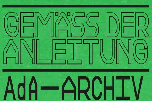 Ein grünes Poster mit der Inschrift: "Gemäss der Anlleitung. Ada - Archiv der Avantgarden, SKD". 