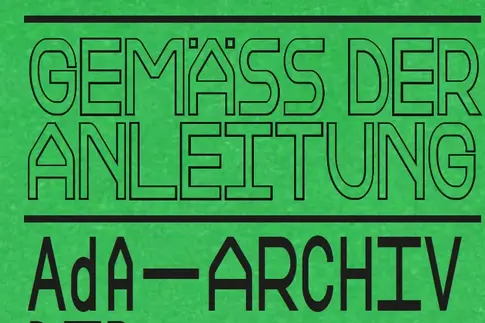 Ein grünes Poster mit der Inschrift: "Gemäss der Anlleitung. Ada - Archiv der Avantgarden, SKD". 