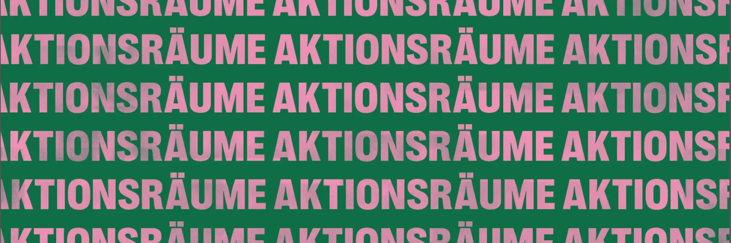 Ein grünes Plakat, auf dem sich das Wort Aktionsräume in rosa wiederholt.