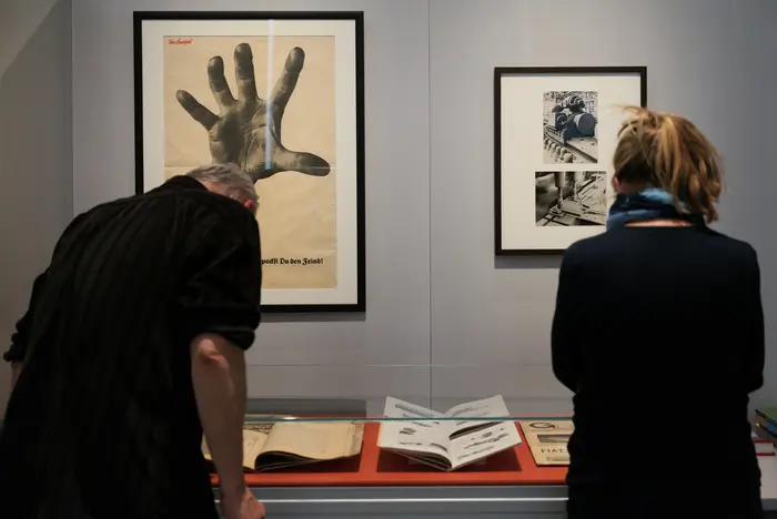 Ausstellungsansicht "Moderne Zeiten. Der amerikanische Traum und die Avantgarden der 1920er Jahre"