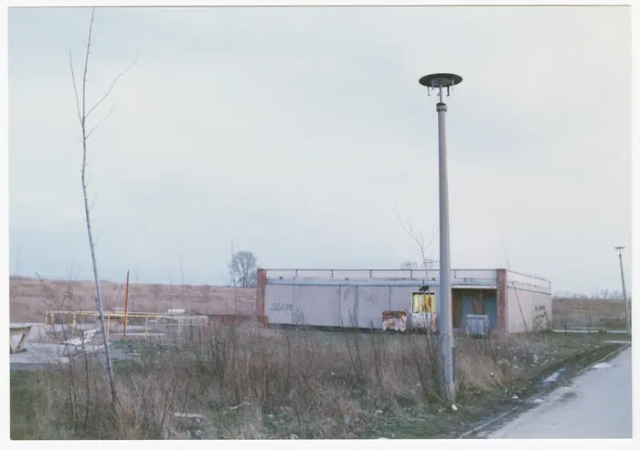 Plattenbau mit Straßenlaterne