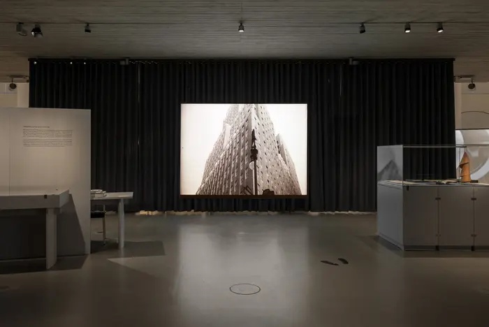 Eine Ausstellungsansicht mit einem schwarz-weißen Film