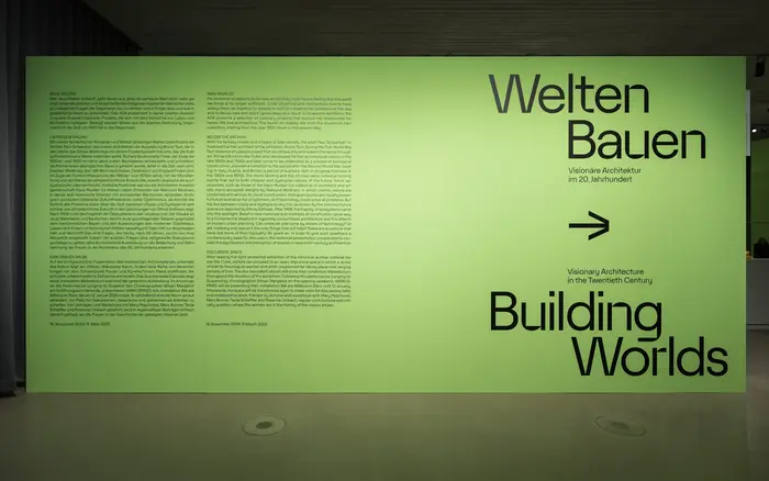 Ausstellungsansicht "Welten bauen. Visionäre Architektur im 20. Jahrhundert"