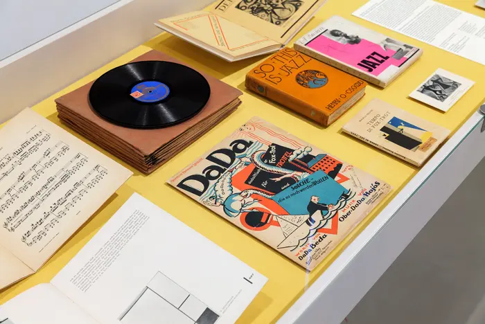 Eine Vitrine mit Magazinen und Büchern aus dem 20. Jahrhundert