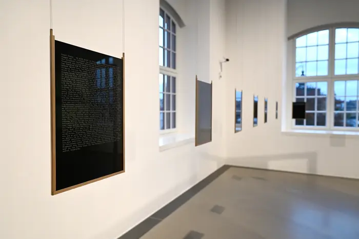 Texttafeln in einem Ausstellungsraum.