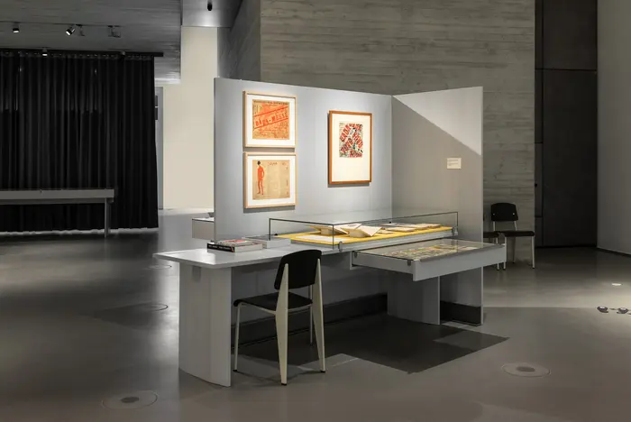 Eine Ausstellungsansicht mit einer Vitrine