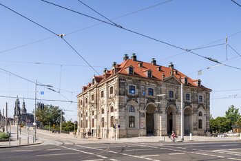 Blockhaus am Fuß der Augustusbrücke in Dresden Haus vor blauem Himmel
