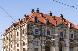 Haus vor blauem Himmel