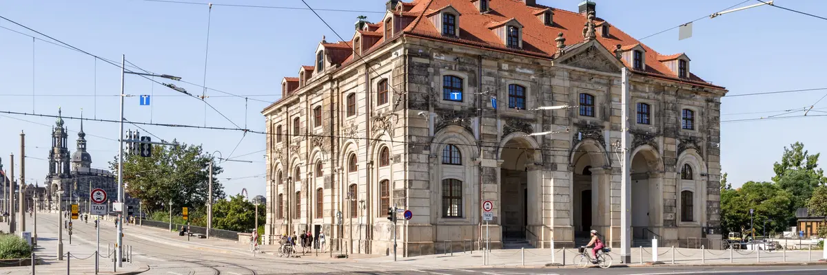 Blockhaus am Fuß der Augustusbrücke in Dresden Haus vor blauem Himmel