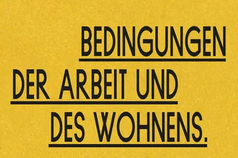 Ein gelbes Poster mit der Inschrift: "Bedingungen der Arbeit und des Wohnens". 