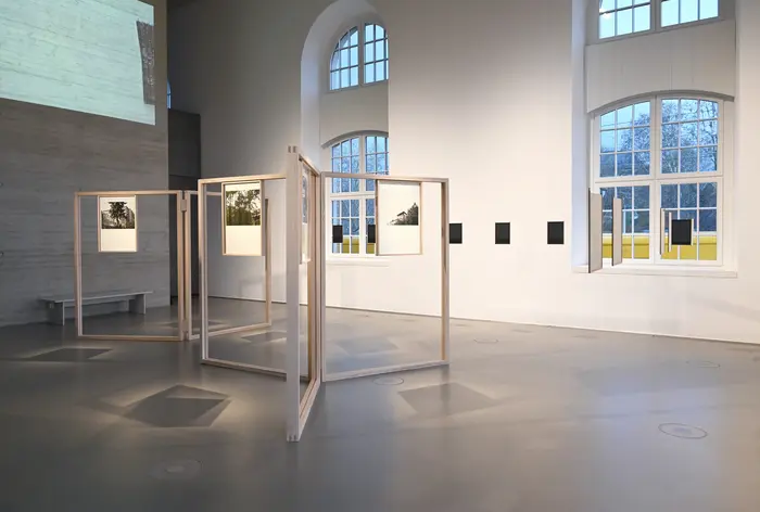 Ausstellungsraum mit Fotografien.