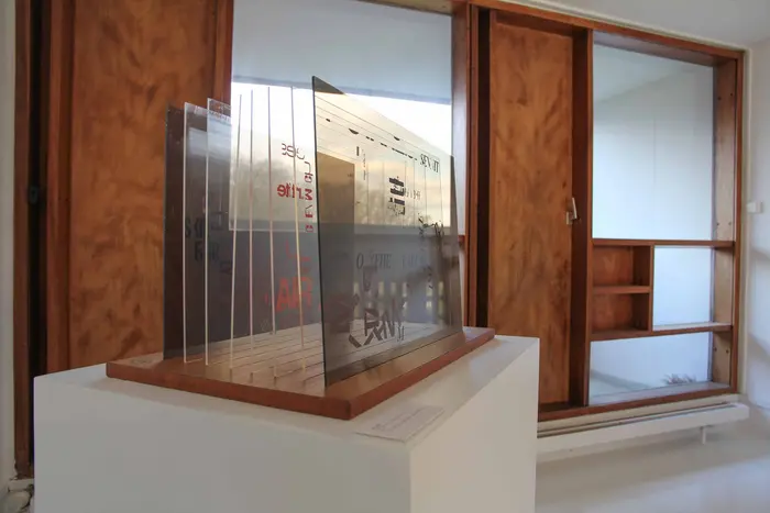 Eine Skulptur aus hintereinander gestellten Glasscheiben 