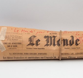 Ein in eine Zeitung gewickeltes Baguette.
