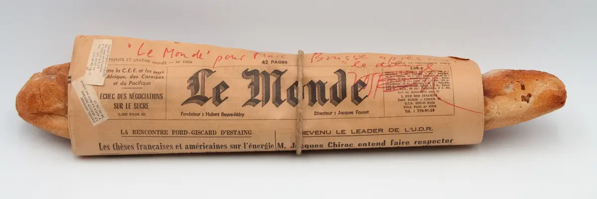 Ein in eine Zeitung gewickeltes Baguette.