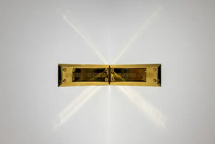 goldenes Schild im rechten Winkel an einer Ecke montiert