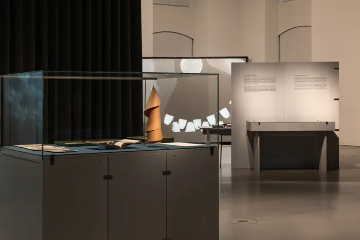 Eine Ausstellungansicht mit einer Vitrine