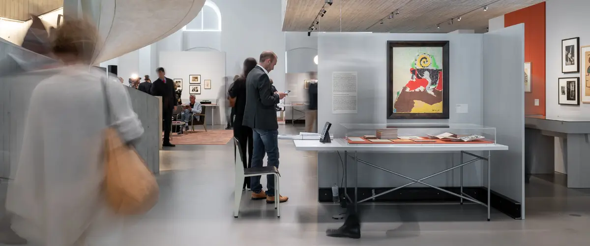 Ansicht eines Ausstellungsraumes mit Besuchern