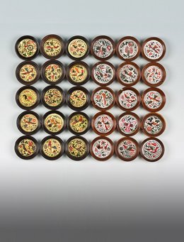 Weltsicht und Wissen um 1600 Brettspiel mit 30 farbigen Holzsteinen