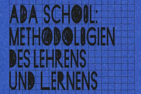 Ein blaues Poster mit der Inschrift: "ADA Scool -  Methodologien des Lehrens und Lernens".