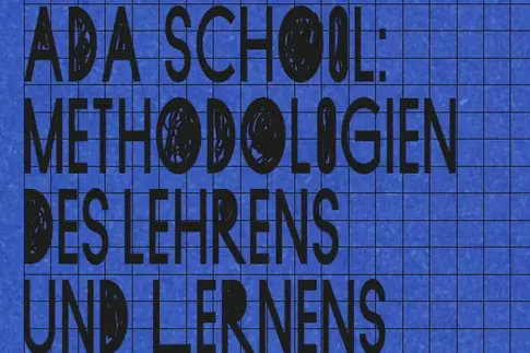 Ein blaues Poster mit der Inschrift: "ADA Scool -  Methodologien des Lehrens und Lernens".