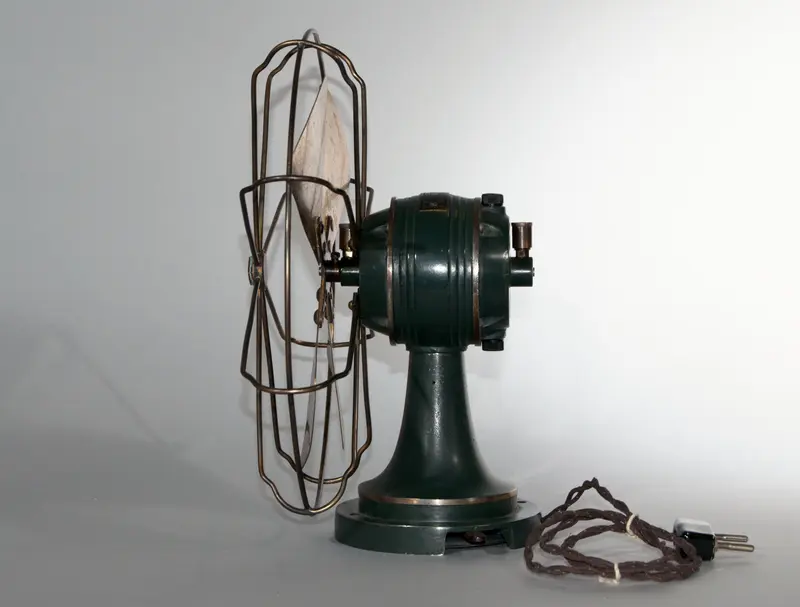 Ein historischer Tischventilator aus Metall.