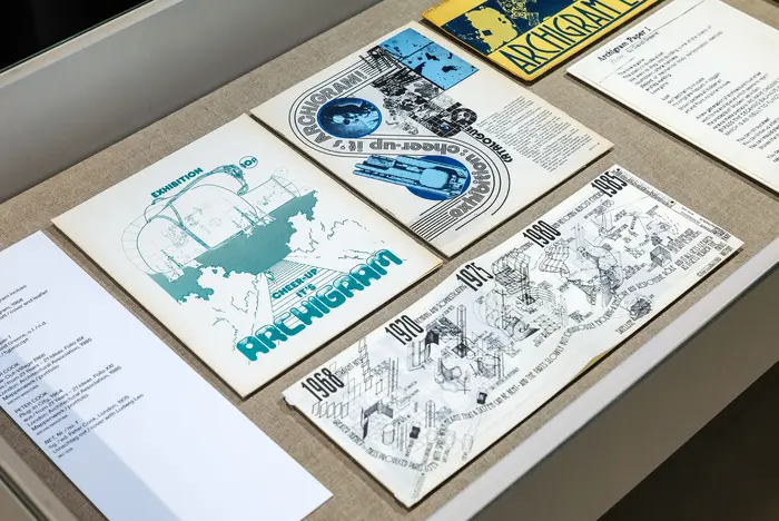 Prospekte und Broschüren werden in einem Schaukasten ausgestellt.