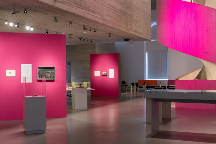 Ausstellungsansicht „Fluxuriös! Kunst und Anti-Kunst der 1960er bis 1990er Jahre“