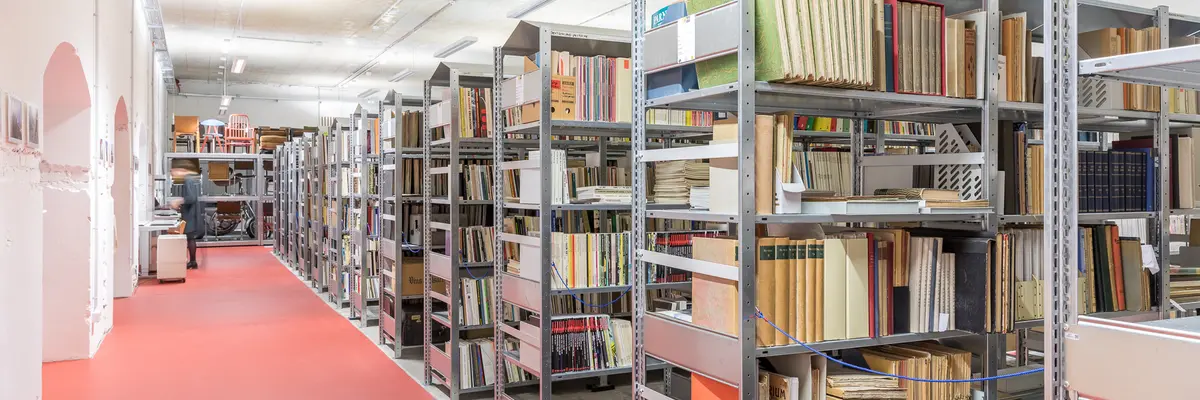 Regale mit Büchern