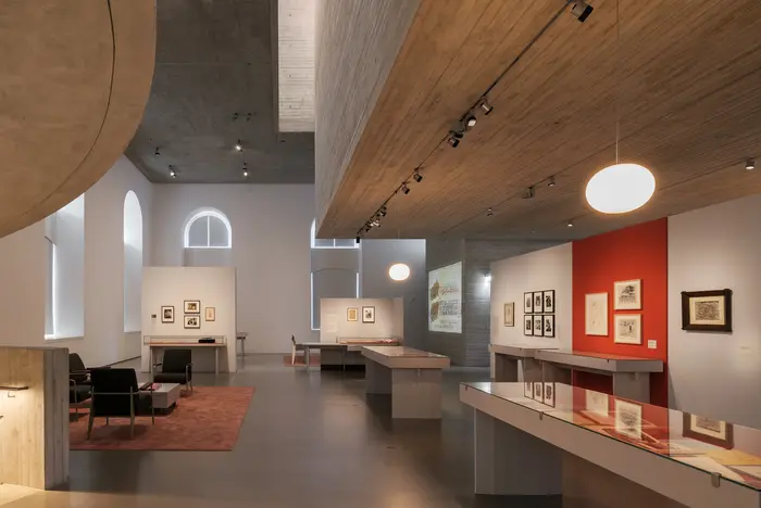 Ein Ausstellungsraum mit Schaukästen und Sitznöglichkeiten.