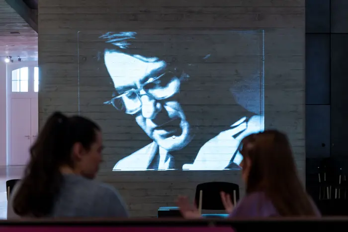 Ausstellungsansicht „Fluxuriös! Kunst und Anti-Kunst der 1960er bis 1990er Jahre“