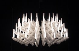 Weißer Kronleuchter mit vielen Kerzen