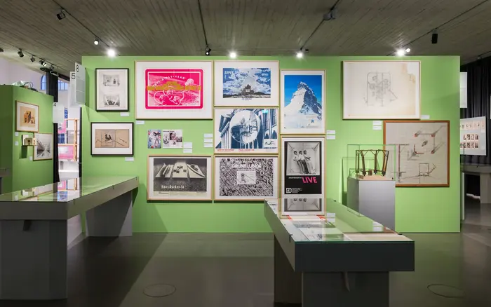 Ein Ausstellungsraum mit grünen Wänden.