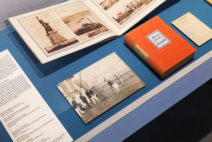 Eine Vitrine mit Fotos aus New York des 20. Jahrhunderts 