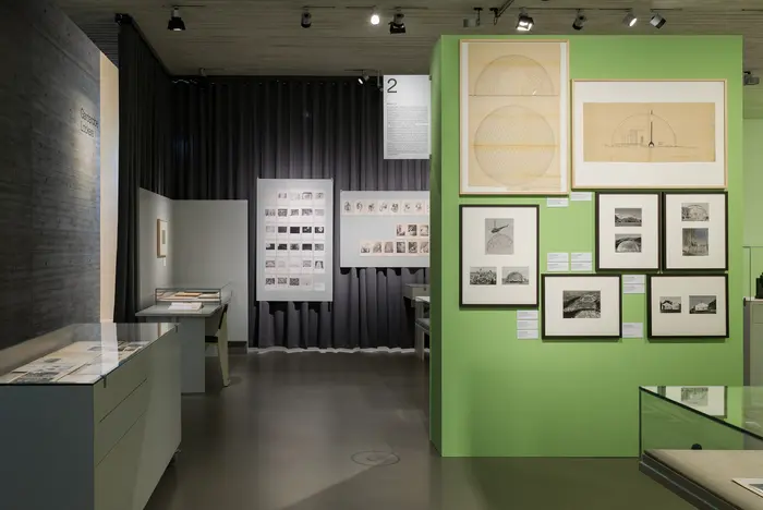 Ein Ausstellungsraum mit grünen Wänden.