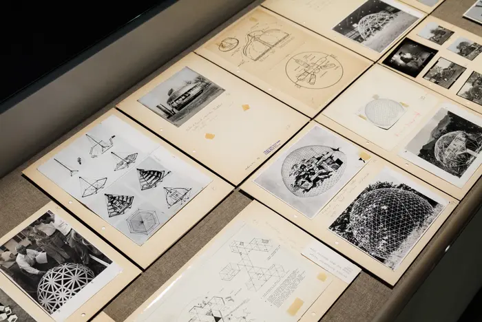 Entwürfe werden in einem Schaukasten ausgestellt.