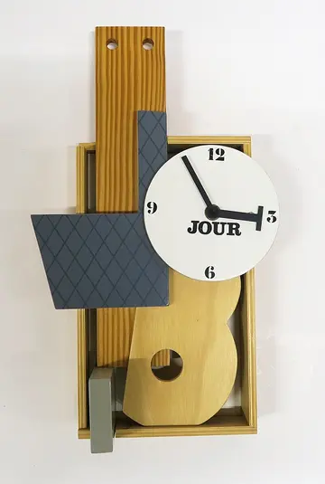 Ein Gebilde aus Rahmen und Bretter aus Holt mit einer Uhr.