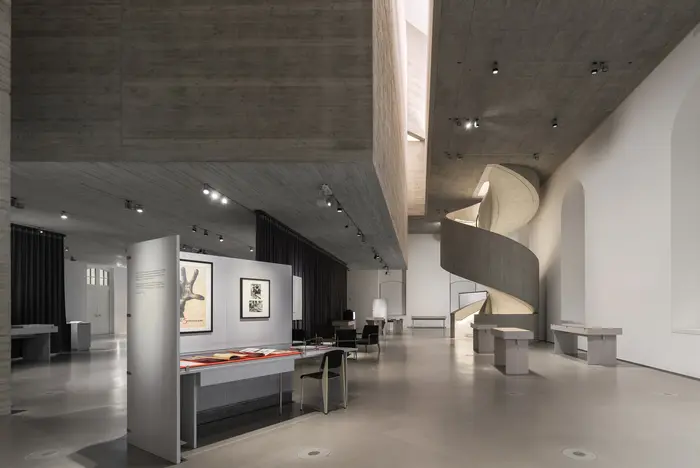 Eine Ausstellungsansicht mit einer Wendetreppe