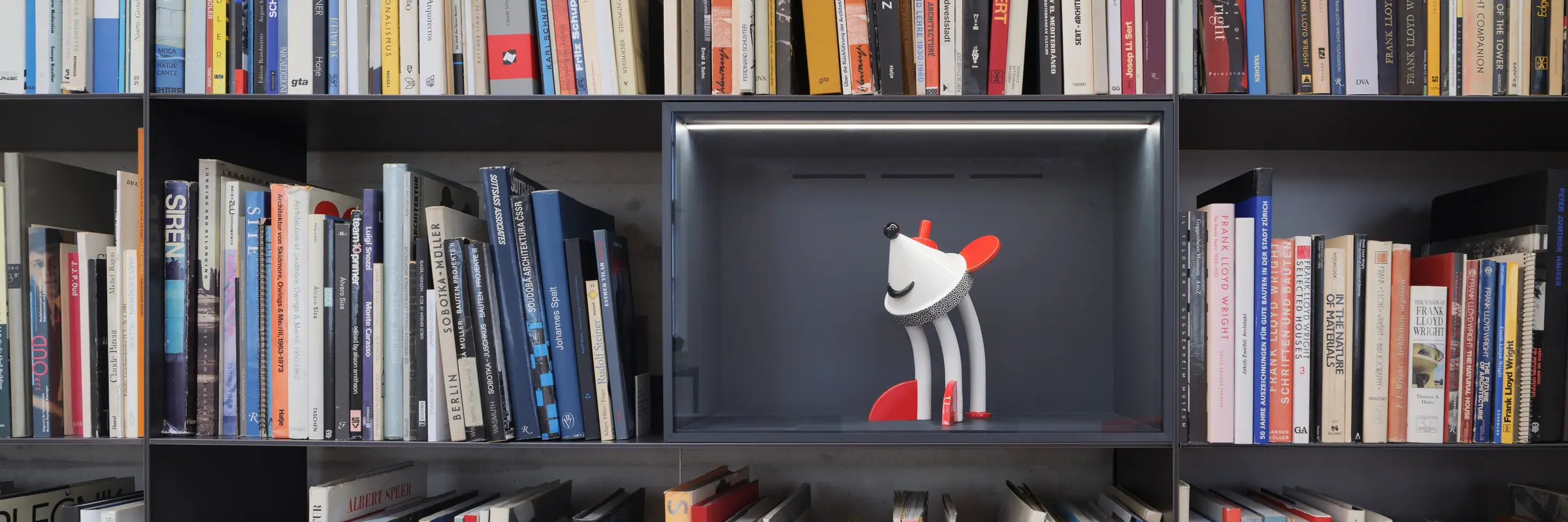 Ein Bücherregal.