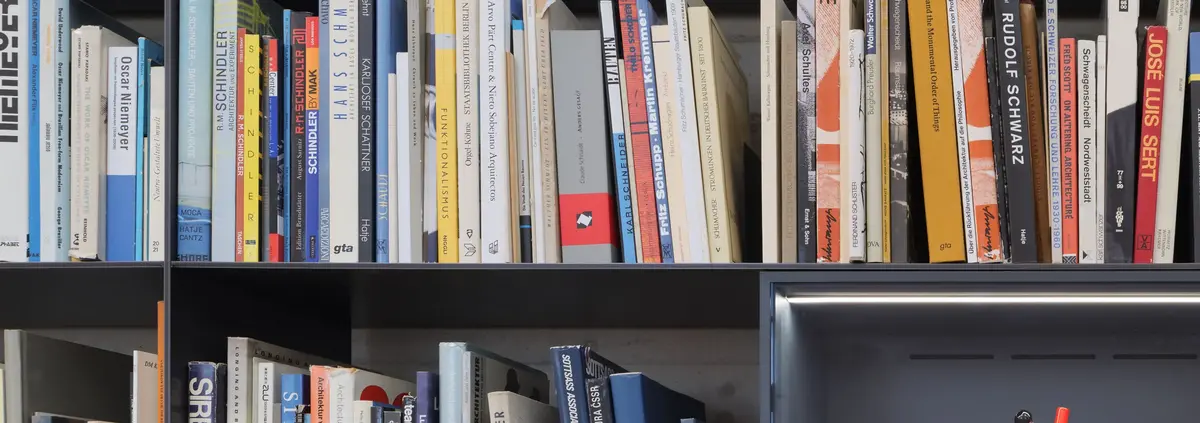 Ein Bücherregal.