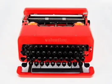 Eine rote Schreibmaschine.