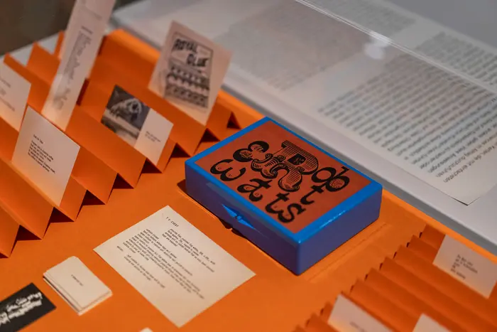 Ausstellungsansicht „Fluxuriös! Kunst und Anti-Kunst der 1960er bis 1990er Jahre“