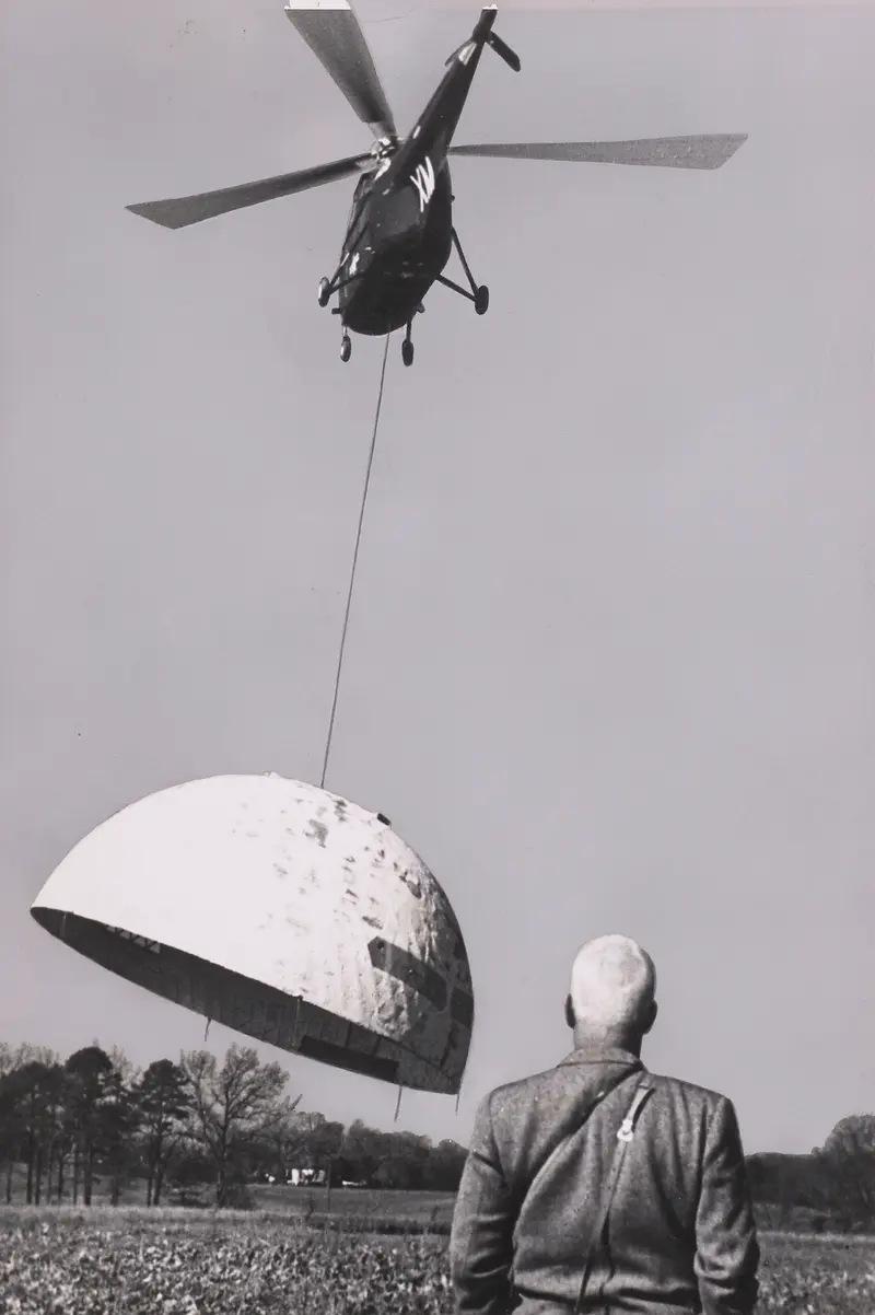 Buckminster Fuller beim Marine Corps Helikopterlift einer Geodätischen Kuppel, Orphan's Hill, North Carolina, USA, 1954